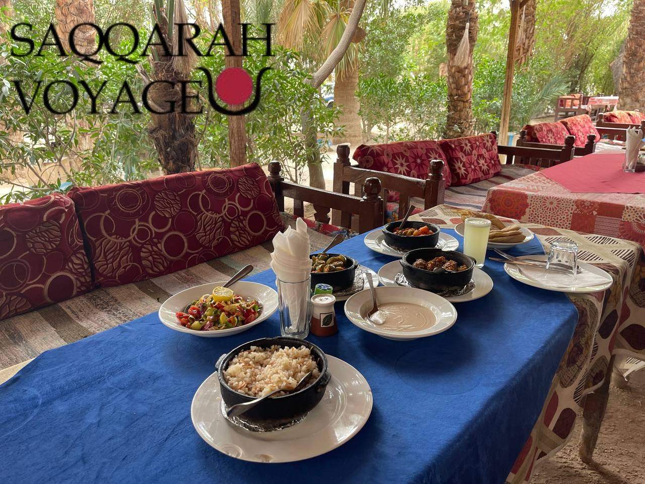 Pause déjeuner dans un restaurant local