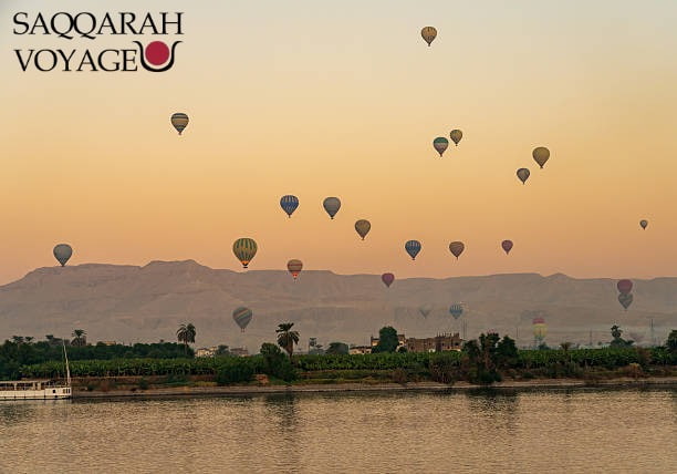 montgolfière au lever du soleil