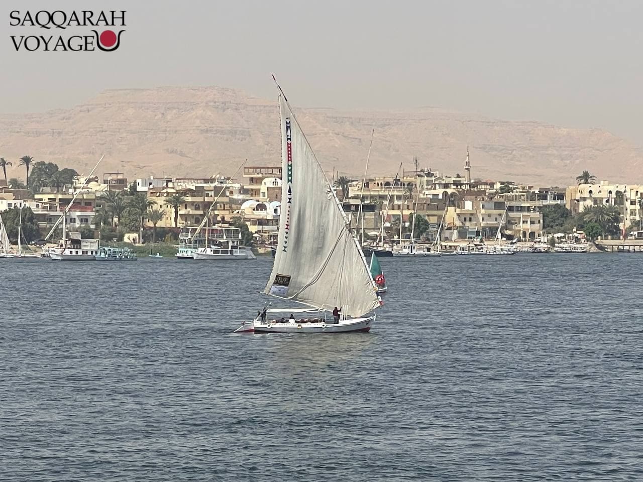 Déjeuner à bord d'une felouque : croisière paisible sur le Nil