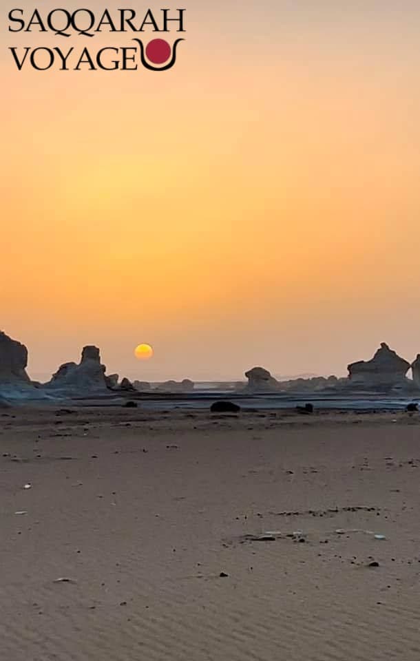 El Agabat, coucher de soleil et feu de camp dans le Désert Blanc Égypte
