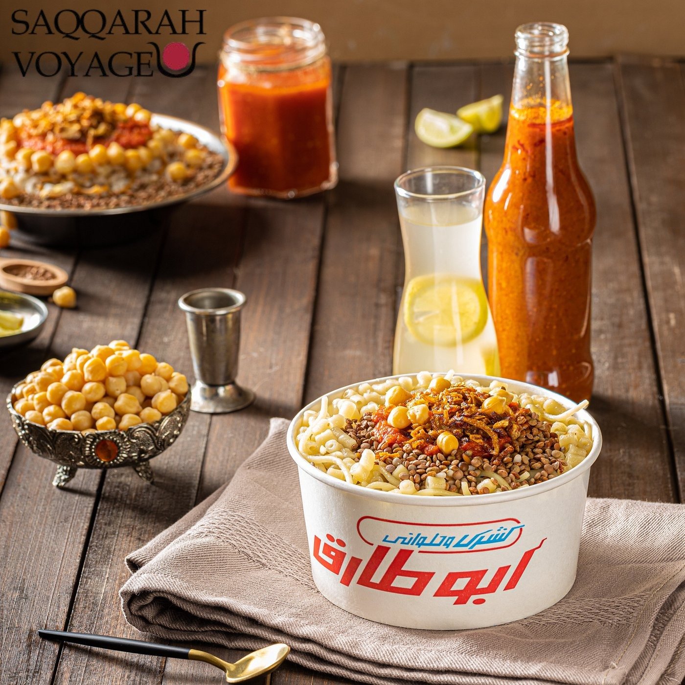 Après le déjeuner chez Abu Tarek, célèbre pour son Koshary, plat emblématique de la capitale, nous pouvons également vous recommander des adresses uniques pour varier l’expérience culinaire. Parmi les plus prisées : 9 Pyramids Lounge : un restaurant panoramique situé au cœur du plateau de Gizeh, offrant une vue directe sur les pyramides. On y déguste une cuisine égyptienne moderne dans un cadre chic et authentique. Khan El Khalili Restaurant & Naguib Mahfouz Café : idéal pour prolonger l’expérience orientale avec des plats traditionnels, dans une ambiance typiquement cairote.