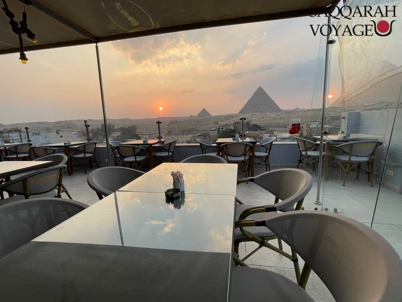 Après le déjeuner chez Abu Tarek, célèbre pour son Koshary, plat emblématique de la capitale, nous pouvons également vous recommander des adresses uniques pour varier l’expérience culinaire. Parmi les plus prisées : 9 Pyramids Lounge : un restaurant panoramique situé au cœur du plateau de Gizeh, offrant une vue directe sur les pyramides. On y déguste une cuisine égyptienne moderne dans un cadre chic et authentique. Khan El Khalili Restaurant & Naguib Mahfouz Café : idéal pour prolonger l’expérience orientale avec des plats traditionnels, dans une ambiance typiquement cairote.