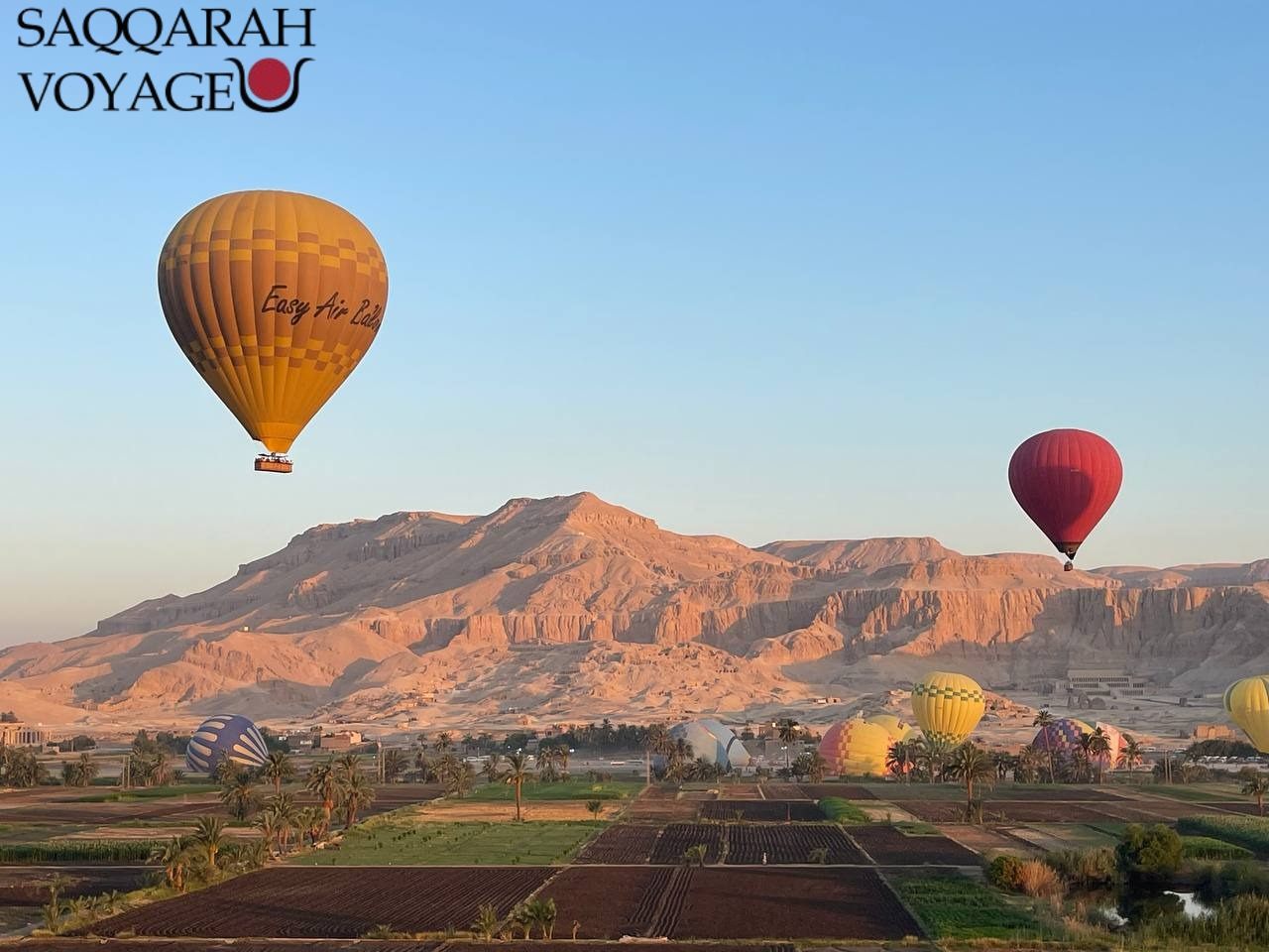 1. Quel est le prix d'un vol en montgolfière à Louxor ?
Le prix d’un vol en montgolfière à Louxor commence à partir de 90€ par personne pour une excursion standard, incluant le transfert depuis Hurghada, le vol au lever du soleil, le briefing et l’atterrissage sécurisé, ainsi que le certificat de participation et les rafraîchissements après le vol. Les prix peuvent varier selon la saison, la taille du groupe et les services inclus.
2. Quel est le prix d'une balade en montgolfière ?
Une balade en montgolfière à Louxor correspond au même tarif indicatif de 90€ à 120€ par personne, selon le type d’excursion et le confort souhaité. Les offres premium peuvent inclure des transferts privés, des guides francophones et des moments photos exclusifs.
3. La montgolfière de Louxor vaut-elle le coup ?
Oui, survoler Louxor en montgolfière est une expérience unique. Vous profitez d’un panorama exceptionnel sur la Vallée des Rois, les temples de Louxor, le Nil, les villages et les montagnes désertiques. C’est l’une des meilleures façons de combiner aventure, culture et paysages spectaculaires, et c’est souvent considéré comme un moment inoubliable pour tous les voyageurs.
4. Où voir les montgolfières à Louxor ?
Les décollages ont lieu principalement sur la rive ouest de Louxor, près de la Vallée des Rois et des temples de la région. Très tôt le matin, vous pouvez observer les montgolfières colorées s’élever au-dessus des sites emblématiques, offrant un spectacle visuel impressionnant.
5. Quelle est la durée d'un vol en montgolfière ?
Un vol en montgolfière à Louxor dure généralement entre 45 minutes et 1 heure, selon les conditions météorologiques. Avec les transferts et le briefing, l’excursion complète peut prendre 4 à 5 heures.
6. Que peut-on faire à Louxor ?
À Louxor, vous pouvez visiter la Vallée des Rois, le Temple de Karnak, le Temple de Louxor, le Temple de Hatchepsout, faire une croisière sur le Nil, explorer les marchés locaux et profiter d’activités comme la montgolfière ou des balades en felouque.
7. Quelle est la meilleure période pour voler en montgolfière ?
La période idéale est d’octobre à avril, lorsque les températures sont agréables et les conditions climatiques stables. Les matins sont calmes, parfaits pour un vol en toute sécurité et des vues spectaculaires.
8. Quel est le prix moyen d'un vol en montgolfière ?
Le prix moyen d’un vol en montgolfière à Louxor est d’environ 100€ par personne, avec variations selon les options choisies et le type de groupe.
9. Comment doit-on s'habiller pour un vol en montgolfière ?
Il est conseillé de porter des vêtements confortables et chauds, car les matins peuvent être frais, même en été. Les chaussures fermées et confortables sont recommandées pour monter et descendre de la nacelle, et un chapeau ou lunettes de soleil peuvent être utiles pour la lumière du matin.