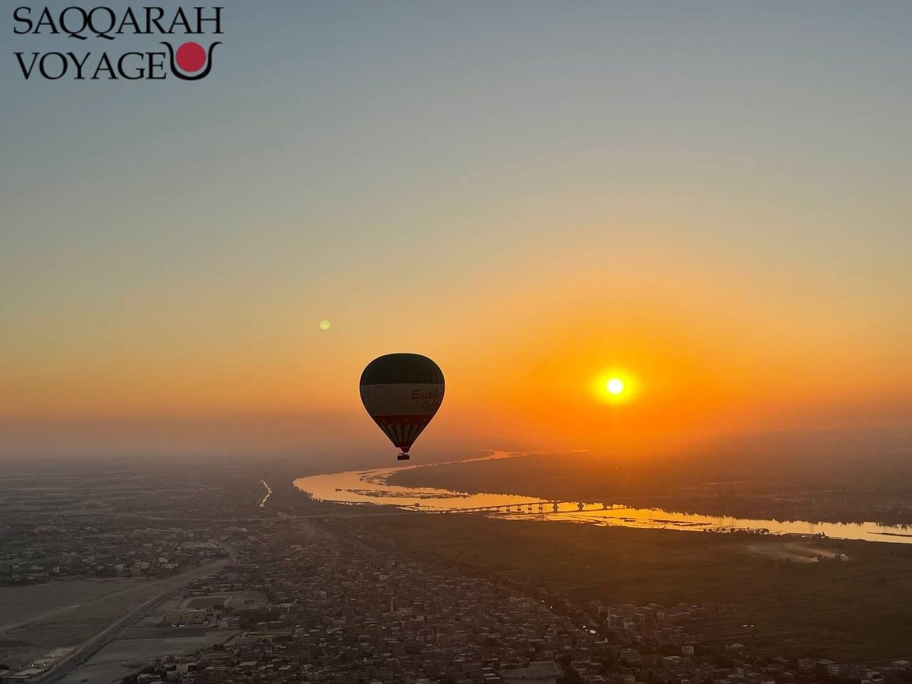 Décollage en montgolfière au lever du soleil